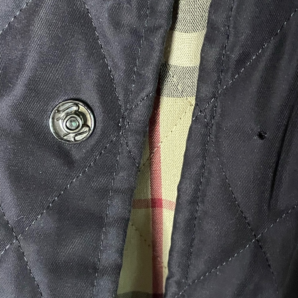 Burberry Black Quilted Jacket w/corduroy collar & Classic Nova Check lining. - Picture 3 of 14